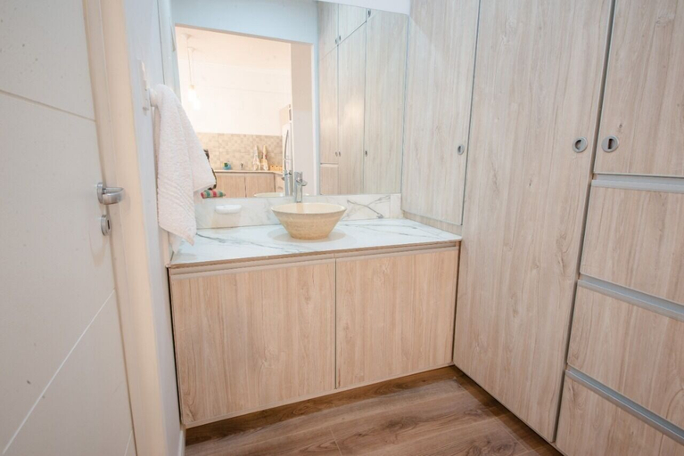 Bathroom 2, Augusta, Capital