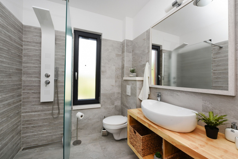 Bathroom 4, Villa Iris, Novigrad