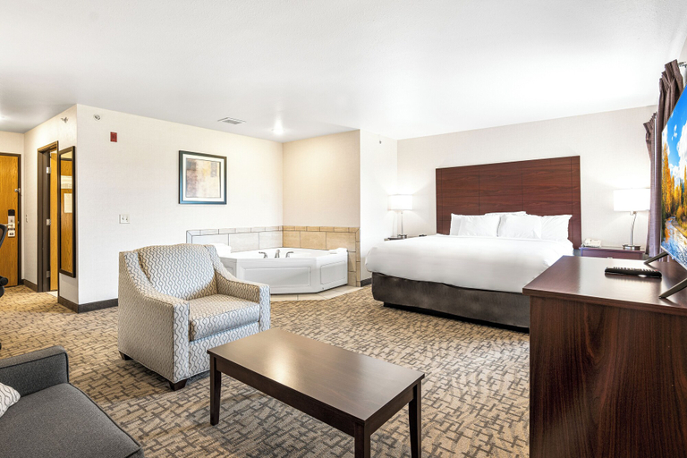 Bedroom 4, Boarders Inn & Suites by Cobblestone Hotels - Shawano, Shawano