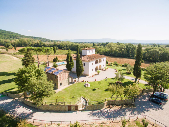 Farmhouse with swimming pool surrounded by greenery just 20 minutes from Arezzo, Arezzo