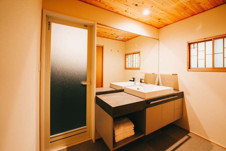Bathroom 3, Ajinatei, Hatsukaichi