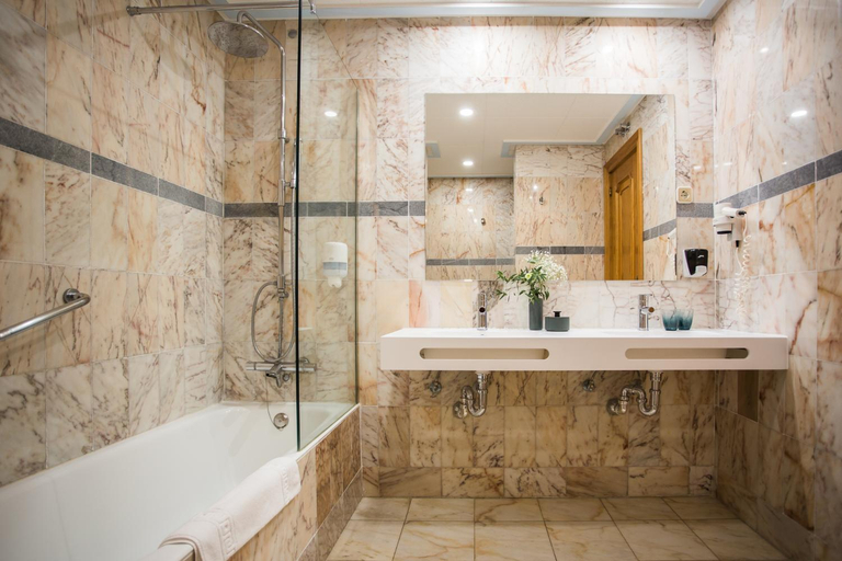 Bathroom 4, Hotel II Virrey, Soria