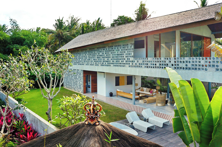Exterior 11
