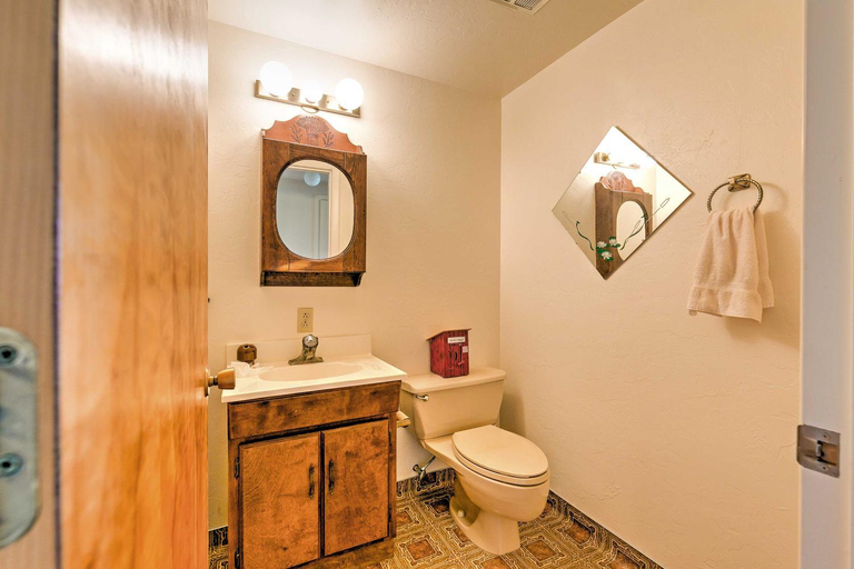 Bathroom 3, Hideaway on Working Cattle Ranch 26 Mi to Rogerson, Twin Falls