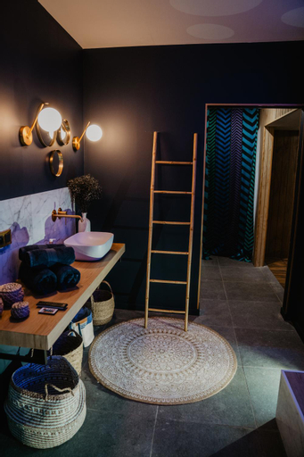 Bathroom 16