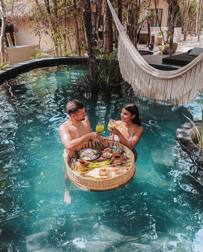 The Yellow Nest, Cozumel