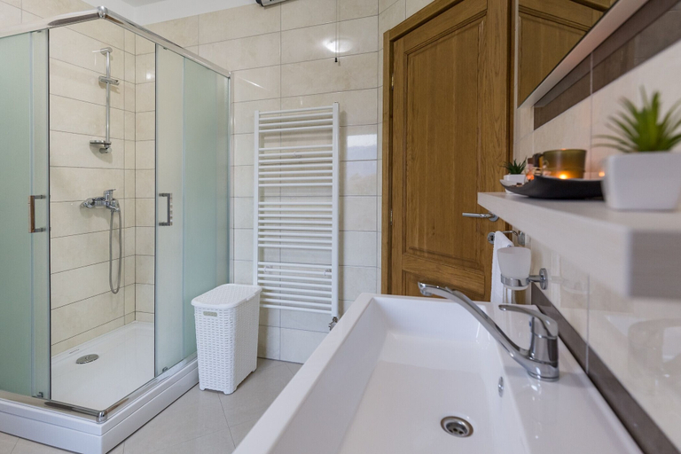Bathroom 4, Zlatni Dvori, Ražanac