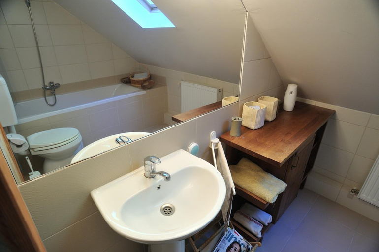 Bathroom 2, Hillside Praid, Praid