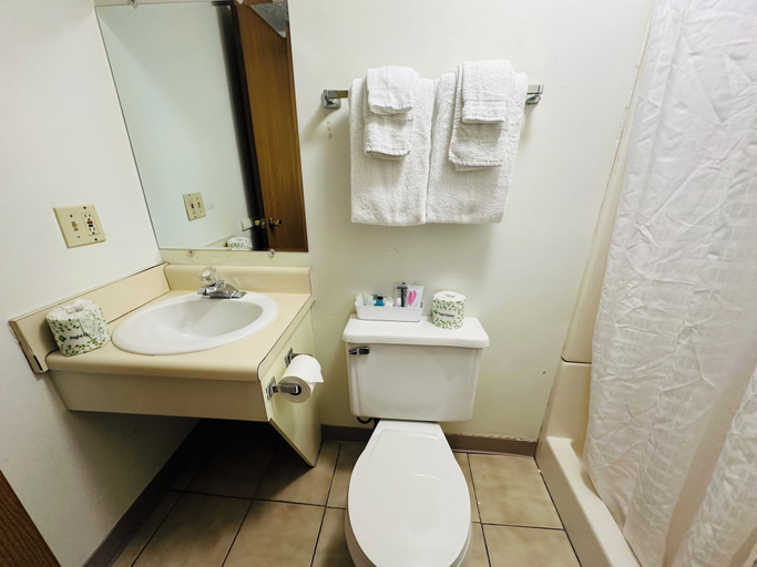 Bathroom 2, Quality Lodge, Erie
