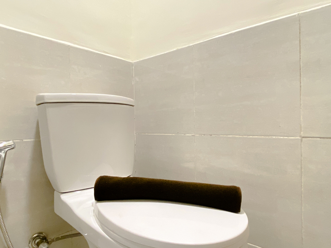 Bathroom 5, Restful and Modern Look 2BR at Meikarta Apartment By Travelio, Cikarang