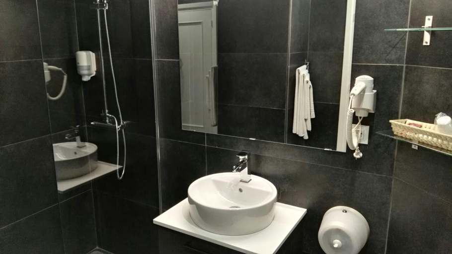 Bathroom 4, Hotel Felix, Murcia