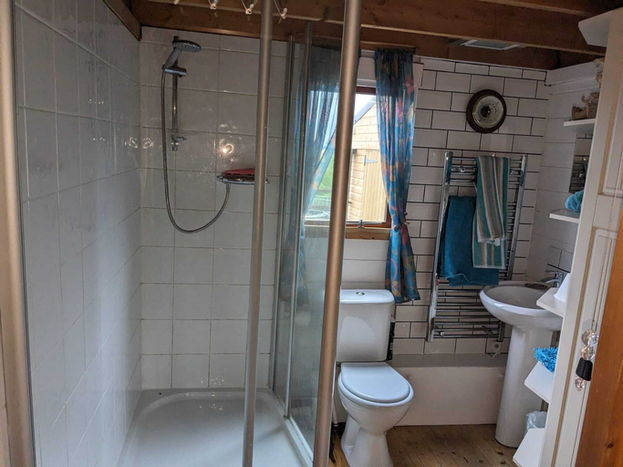 Bathroom, Rustic Log Cabin - Dog Friendly - Sleeps 2 - Views, Shropshire