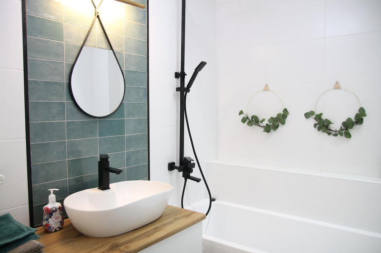 Bathroom 2, Krtsanisi apartment with pool, Tbilisi
