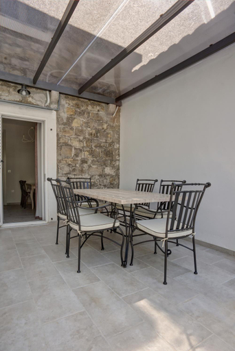 Others 3, Piazza Apartments 2