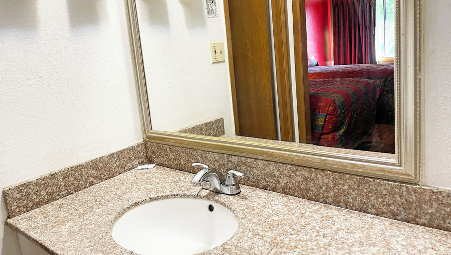 Bathroom 1, Express Inn Thomson, McDuffie