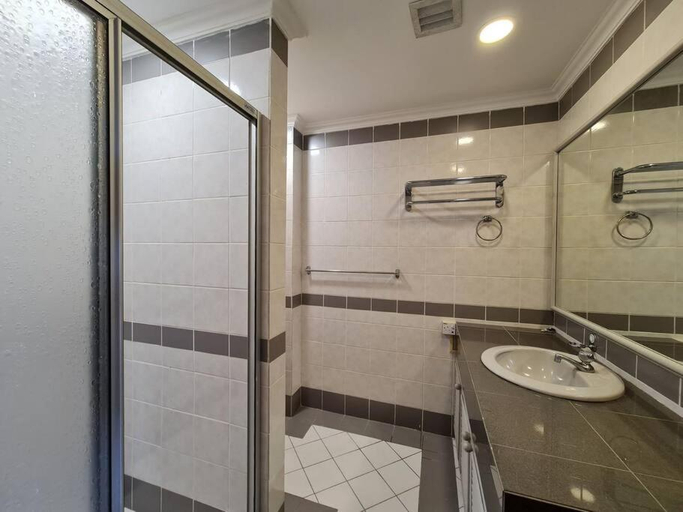 Bathroom 4, Lovely Waterfront Riverbank Suite with Pool, Kuching