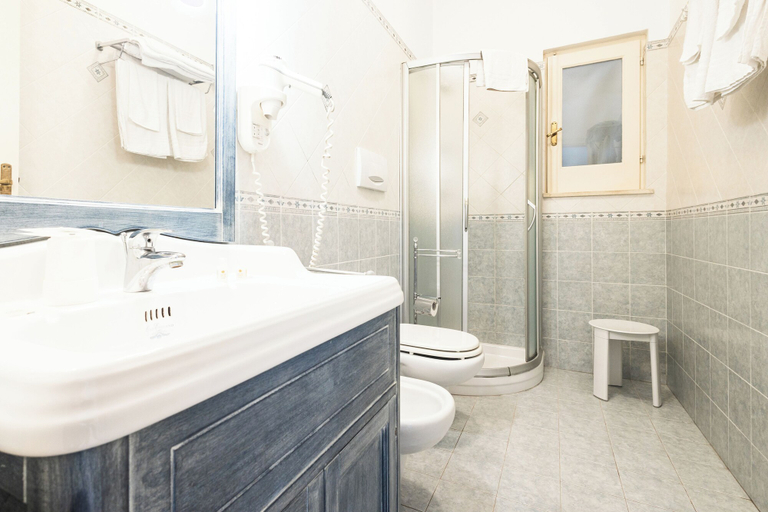 Bathroom 5, Hotel Residence La Villetta, Messina