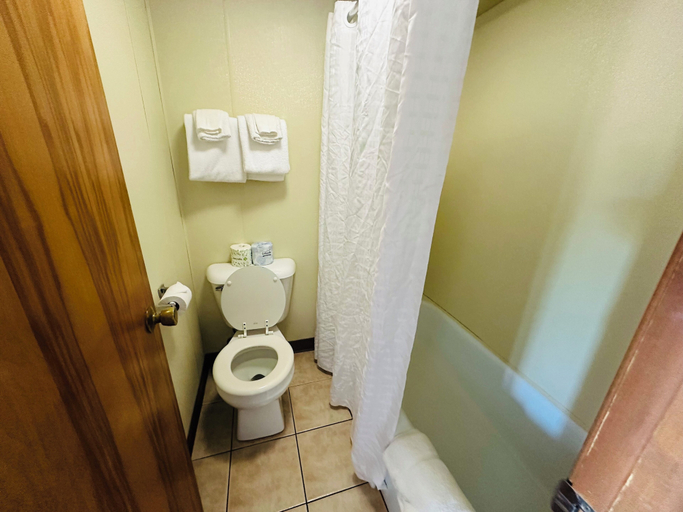 Bathroom 4, Quality Lodge, Erie