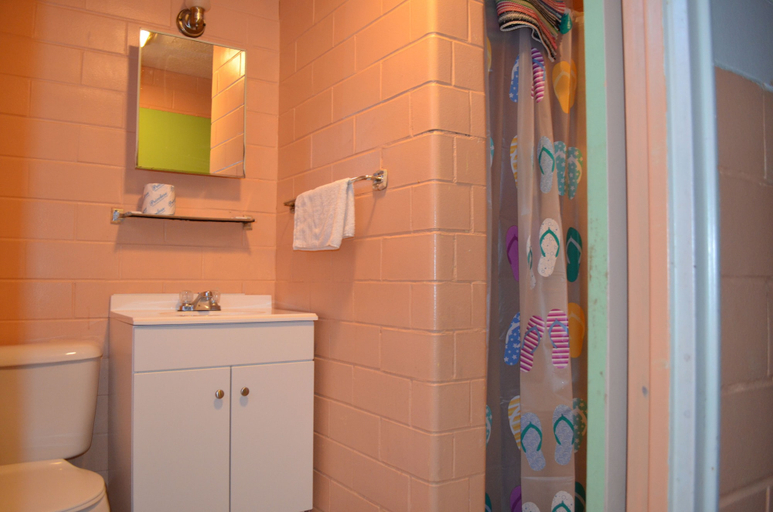 Bathroom 2, Admiral Motel, Marion