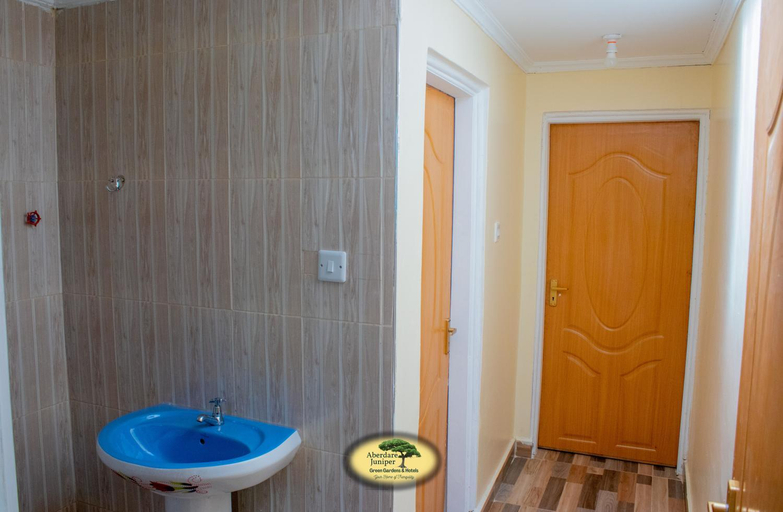 Bathroom, Juniper Green Gardens Resort, Kieni