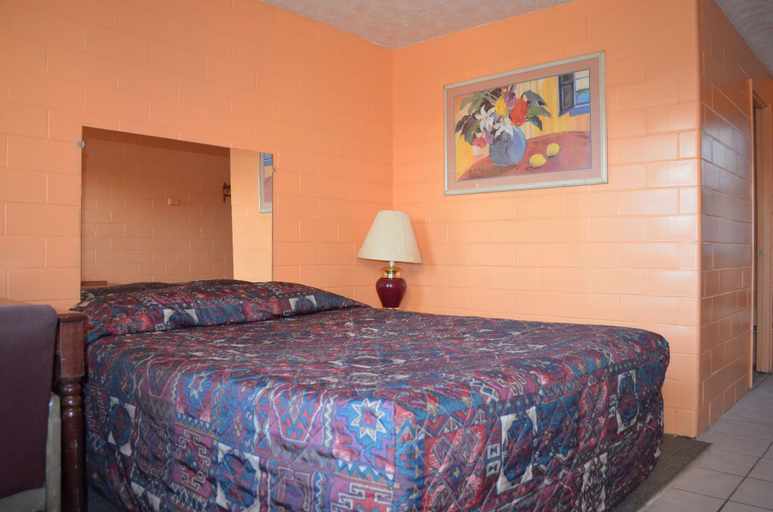 Bedroom 1, Admiral Motel, Marion
