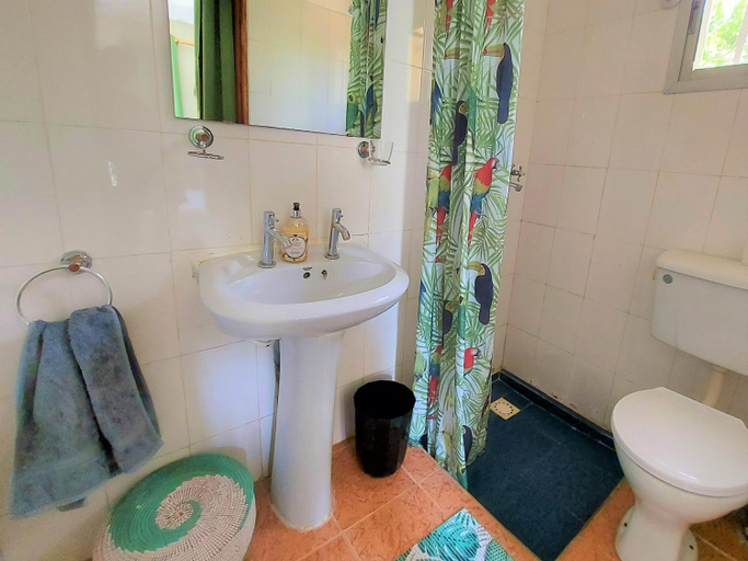 Shower 5, Bougainvillea House, Kombo Saint Mary