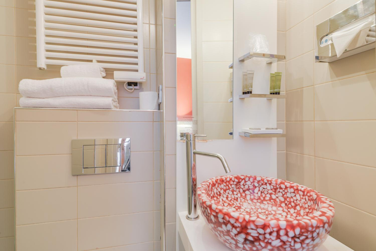 Bathroom 4, Pavillon Nation, Paris