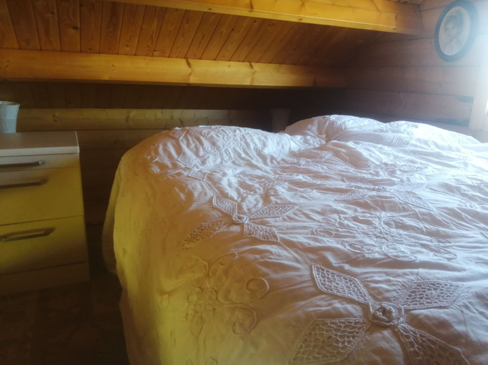 Bedroom 3, Rustic Log Cabin - Dog Friendly - Sleeps 2 - Views, Shropshire