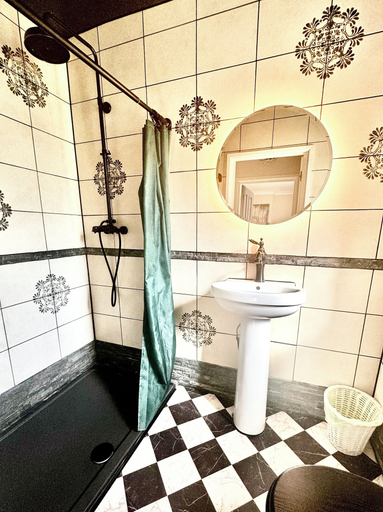 Bathroom 3, Peveril House, Spacious Eco-friendly Holiday Home, Dorset