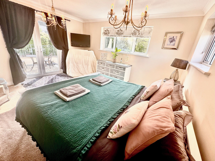 Bedroom 2, Peveril House, Spacious Eco-friendly Holiday Home, Dorset