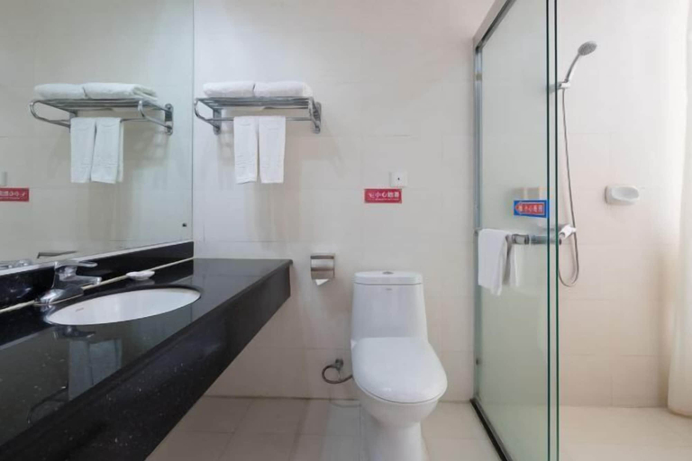 Bathroom 4, Days Hotel BY Wyndham Hengyang Nanyue, Hengyang