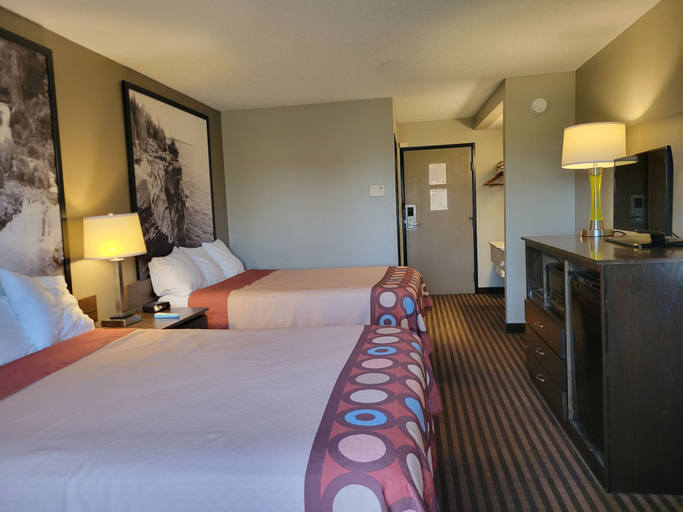 Bedroom 3, Super 8 by Wyndham Portage, Columbia
