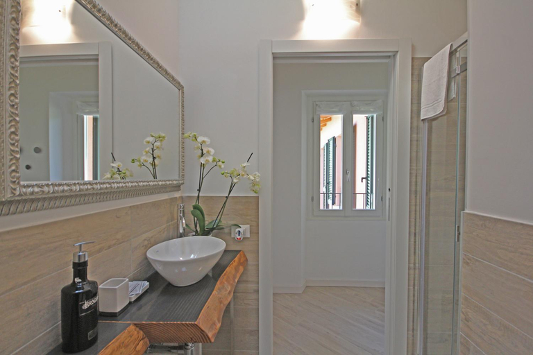 Bathroom 5, Diamond Apartments, Como