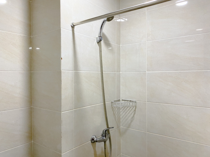 Bathroom 5, Simply Look Studio at Mustika Golf Residence (No Kitchen) Apartment By Travelio, Cikarang