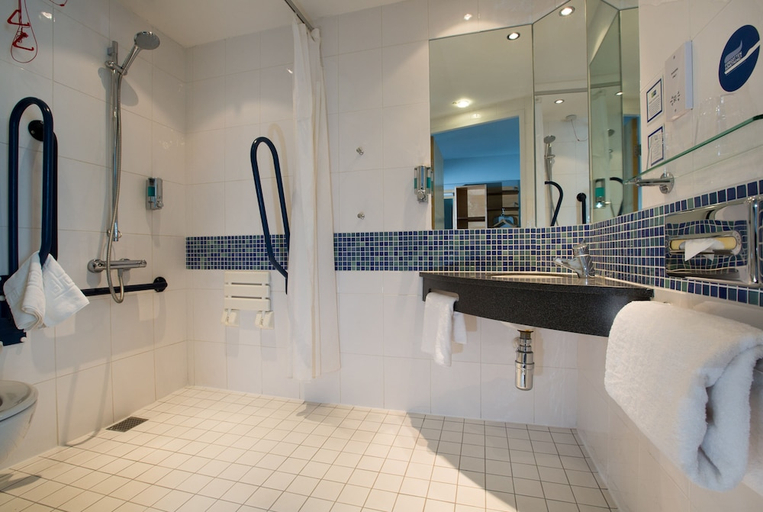 Bathroom 5, Holiday Inn Express HAMILTON by IHG, South Lanarkshire