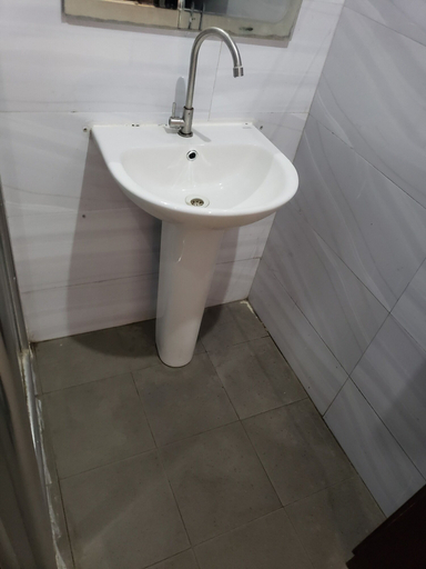 Bathroom 5, The Oragon Hotel, Ikeja