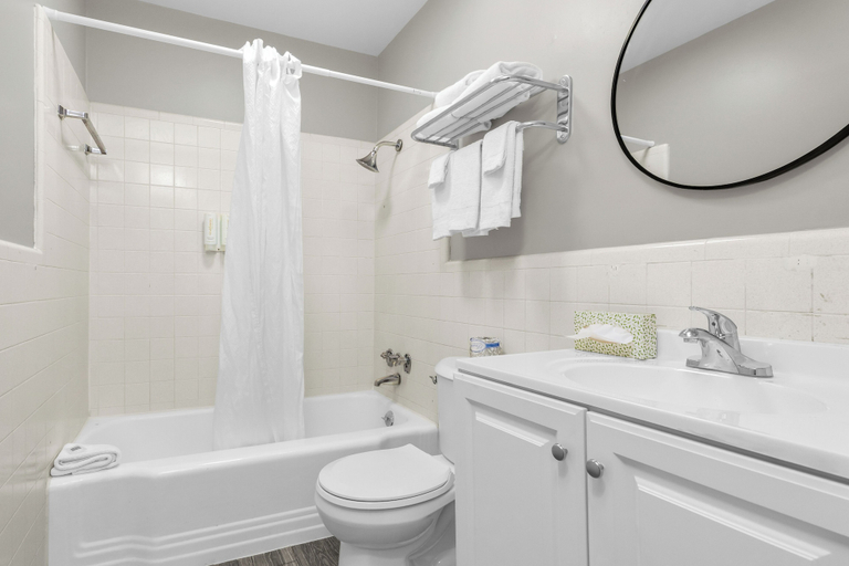 Bathroom 4, Motel 6 San Francisco, CA – Great Highway, San Francisco