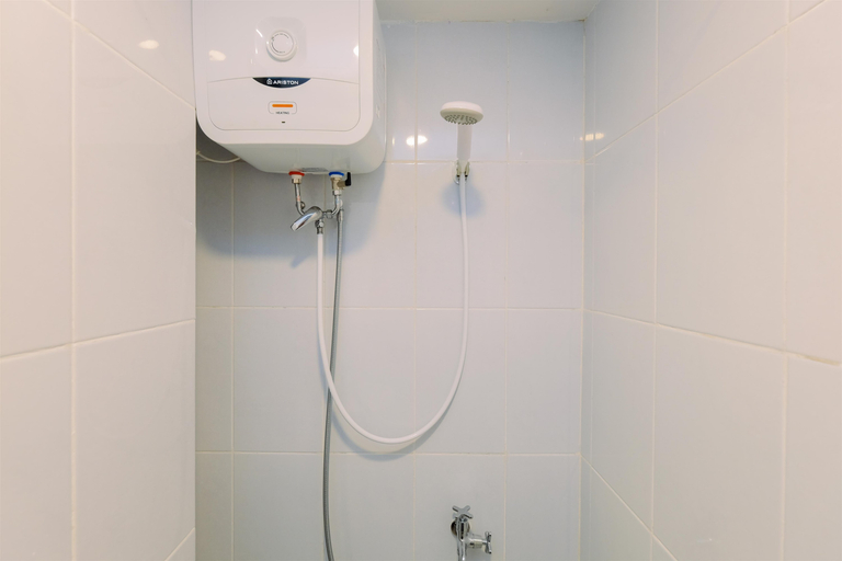 Bathroom 5, Simply Look and Cozy Studio Tokyo Riverside PIK 2 Apartment By Travelio, Tangerang