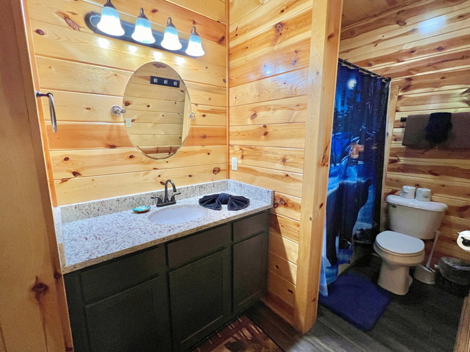 Bathroom 4, South Side Serenity, Sevier
