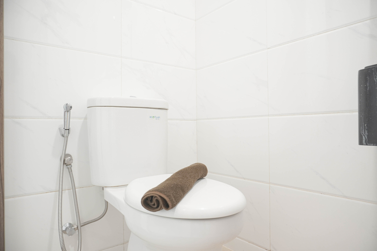 Bathroom 5, Nice and Cozy Studio Sky House BSD Apartment By Travelio, Tangerang Selatan