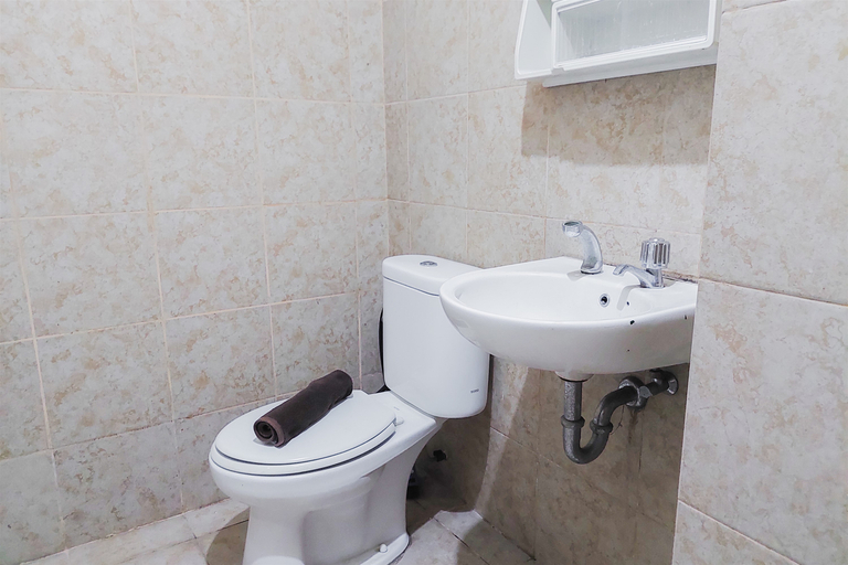 Bathroom 5, Cozy and Nice Studio at Great Western Apartment By Travelio, Tangerang