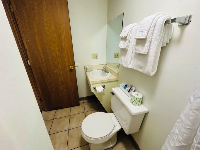Bathroom 5, Quality Lodge, Erie