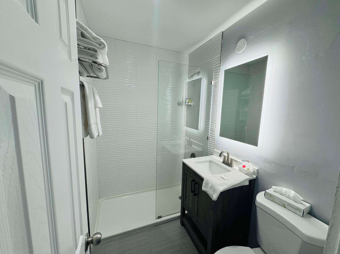 Bathroom 4, SureStay by Best Western Fresno Central, Fresno