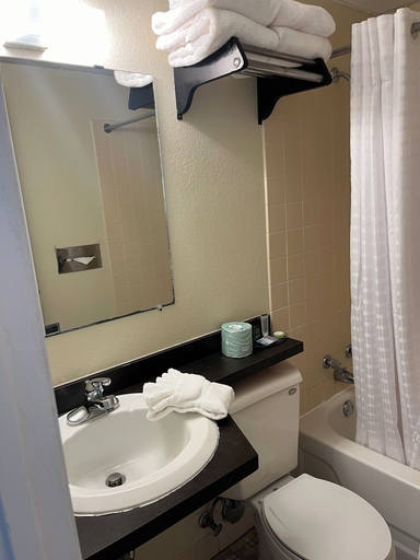 Bathroom 4, The Hudson Inn, Stevens