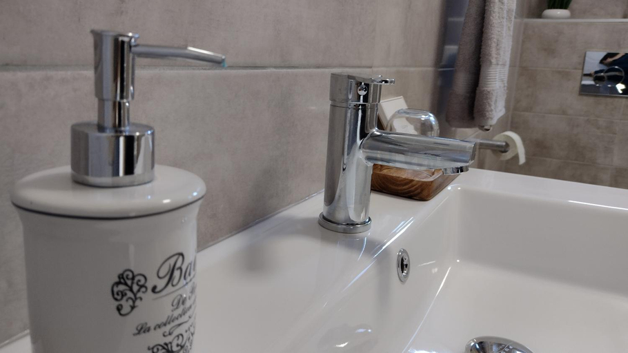 Bathroom 5, FRIENDS Studios - Central Station - Self check-in, Brasov