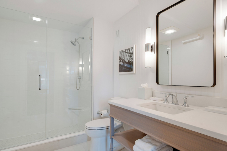 Bathroom 4, Newport Beach Hotel & Suites, Newport