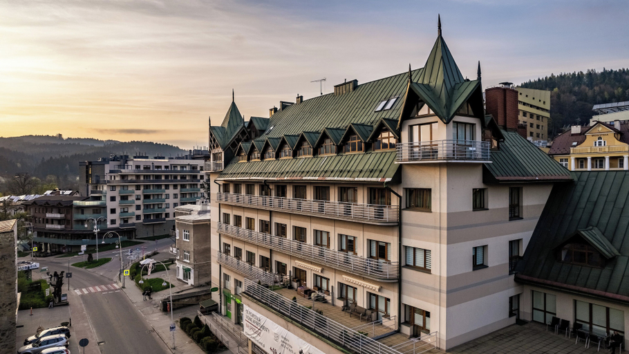 Exterior & Views