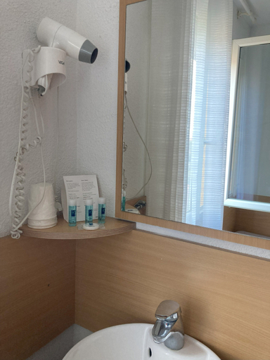 Bathroom 4, Le Gambetta, Hérault
