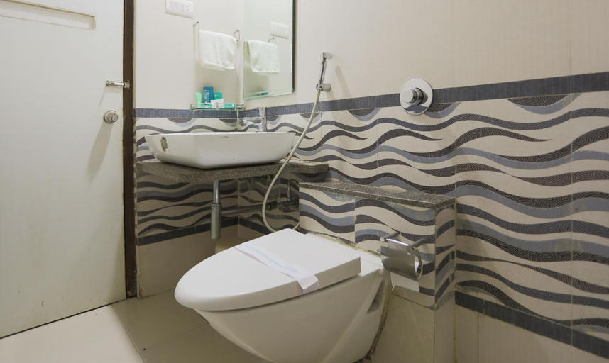 Bathroom 4, Hotel Apple Inn, Valsad