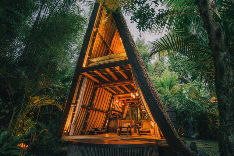Exterior & Views 27